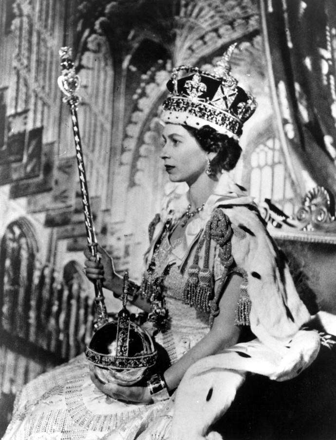 Začátkem června 1953 byla čerstvě sedmadvacetiletá princezna Elizabeth korunována královnou Velké Británie. Přímo ve Westminsterské katedrále přihlíželo slavnostnímu aktu na 8 000 hostů.