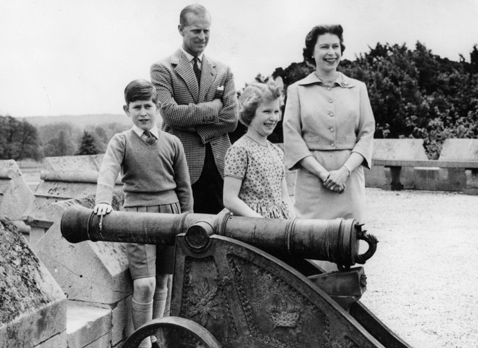 Královnou se ale formálně stala už ve svých pětadvaceti. Vládu, která trvala před 70 let, zahájila rozsáhlou tour nejen po státech Commonwealthu. Na snímku s princem Philipem a dětmi Charlesem a Anne.