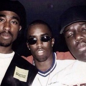 Také byl zapletený do války gangů, což se mu nejspíš stalo osudným. Na snímku Tupac s kolegy Biggiem a P. Diddym. Spekuluje se, že druhý jmenovaný měl prsty v Tupakově smrti.