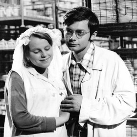 Takhle probíhala svatba mladých manželů ve slavném filmu ze 70. let Holky z porcelánu.