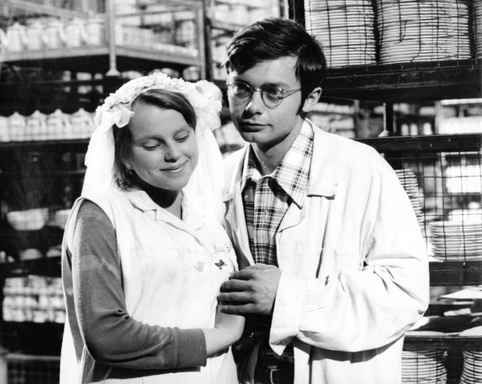 Takhle probíhala svatba mladých manželů ve slavném filmu ze 70. let Holky z porcelánu.