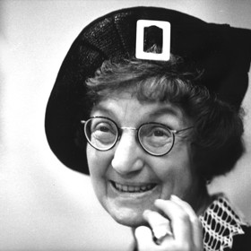 Herečka Marie Rosůlková si během své neobvykle dlouhé kariéry zahrála v mnoha filmech i divadelních představeních. Některé její role jsou doslova ikonické. Jako nápaditou a energickou babi v televizním seriálu Taková normální rodinka ji znají celé generace. Účinkovala ale také v legendárním seriálu Nemocnice na kraji města. 