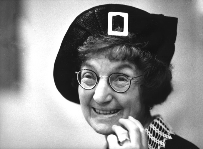 Herečka Marie Rosůlková si během své neobvykle dlouhé kariéry zahrála v mnoha filmech i divadelních představeních. Některé její role jsou doslova ikonické. Jako nápaditou a energickou babi v televizním seriálu Taková normální rodinka ji znají celé generace. Účinkovala ale také v legendárním seriálu Nemocnice na kraji města. 