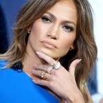 Přirozené, jemně růžové manikúře holduje i zpěvačka a herečka Jennifer Lopez.