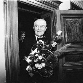 Radovan Lukavský neměl zrovna jednoduchý život, i když byl legendou českého divadla, rozhlasu i filmu. Účinkoval například v seriálu Sňatky z rozumu.