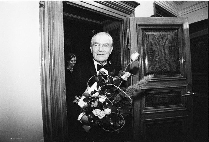 Radovan Lukavský neměl zrovna jednoduchý život, i když byl legendou českého divadla, rozhlasu i filmu. Účinkoval například v seriálu Sňatky z rozumu.