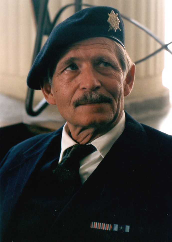 Jiří Kodet byl velmi fotogenický a náramně mu slušela uniforma. To ostatně ukázal i ve svém nejslavnějším filmu Pelíšky, kde ztvárnil válečného veterána Jindřicha Krause.