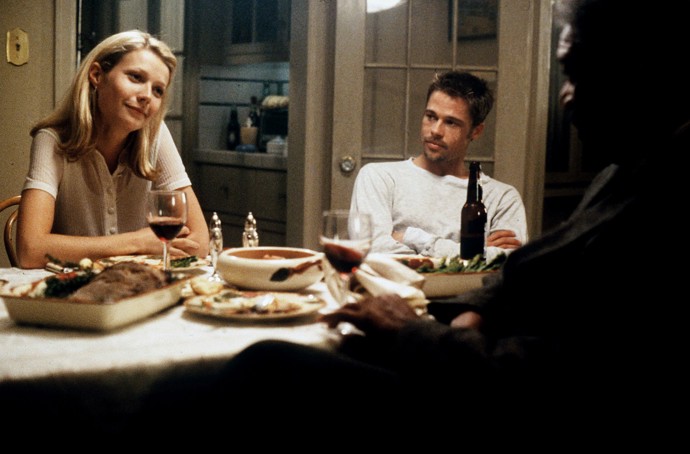 Uvažovalo se, že by roli detektiva Millse mohl ztvárnit i Denzel Washington. Nakonec ale padla volba na Brada Pitta. Ten se při natáčení seznámil a dal dohromady s představitelkou své filmové manželky Gwyneth Paltrow.