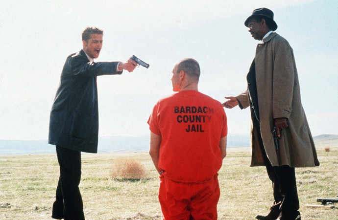 Brad Pitt si za roli zlostného detektiva Davida Millse odnesl sedm milionů dolarů. Brutálního a mimořádně inteligentního vraha si zahrál Kevin Spacey, Ač na obrazovce strávil minimum času, jeho výkon se vryje do paměti.