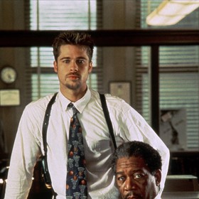 Thriller Sedm pojednává o dvou detektivech, kteří jsou na stopě geniálnímu vrahovi. Ten si své oběti vybírá podle sedmi smrtelných hříchů.