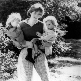 Jak si s jejím outfitem pohrály sluneční paprsky, vyšlo najevo až při vyvolání fotek v redakci. Druhý den se její "nestydatý" obrázek objevil na titulních stránkách novin. A zrodila se módní ikona.