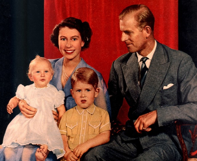 Mladá rodina se svými nejstaršími potomky - princem Charlesem a princeznou Anne - v roce 1951.