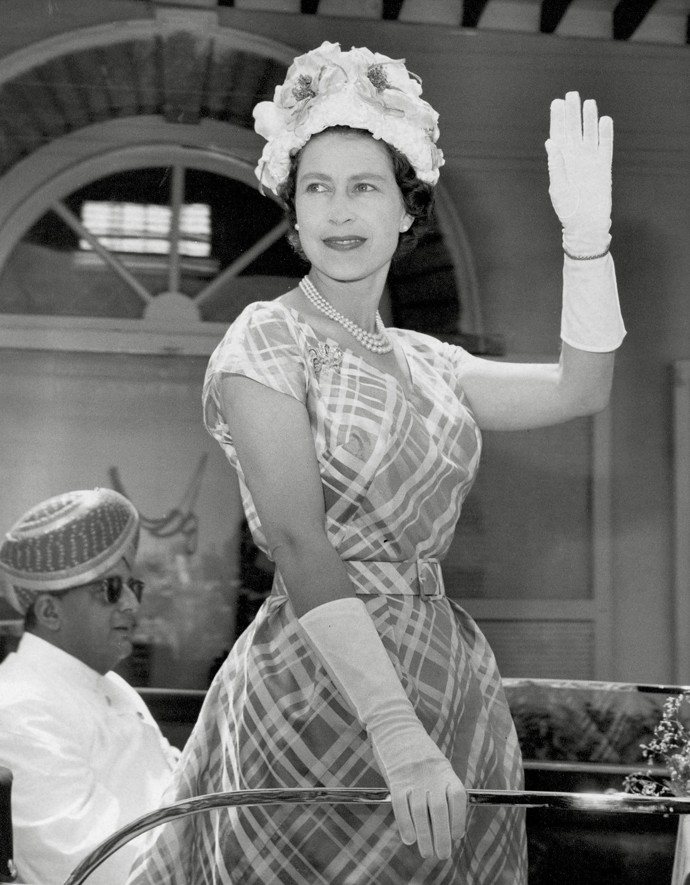 V únoru roku 1961 navštívila Alžběta II. Indii. Takto mávala svým příznivcům z auta při průjezdu Bengalúrem.