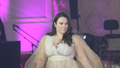 FOTO: Tenhle outfit z roku 2023 jí dělal zbytečně širší, což je škoda.