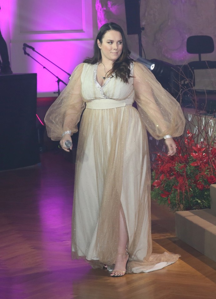 Tenhle outfit z roku 2023 jí dělal zbytečně širší, což je škoda.