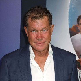 Dylan Walsh měl autonehodu.