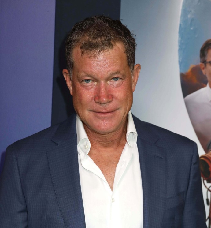 Dylan Walsh měl autonehodu.