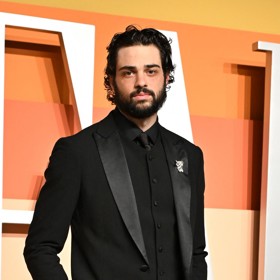 Stalloneho nahradí herec Noah Centineo, který bude hrát mladičkého Johna Ramba.