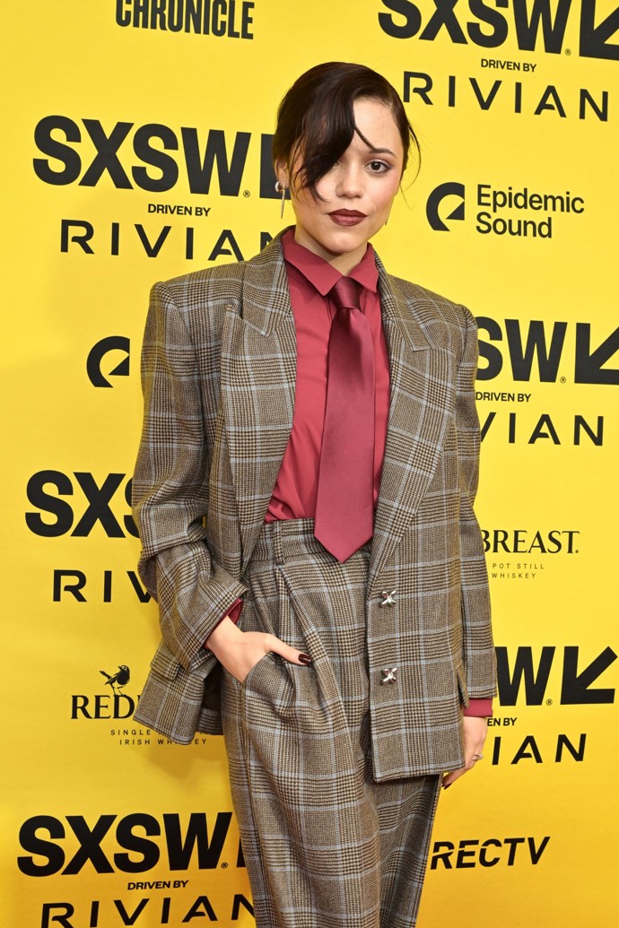 Herečka Jenna Ortega si kostku také zamilovala. Nebojí se outfitů s pánskými prvky, ale kostkovaný vzor nosí i na šatech nebo sukních.
