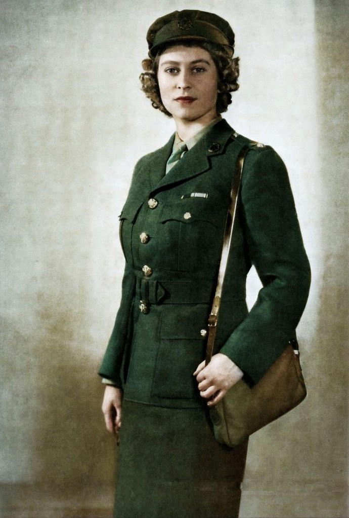Princezna Elizabeth dobrovolničila na konci druhé světové války v ženském oddíle britské armády zvaném Auxiliary Territorial Service. Působila tam coby řidička a technička.