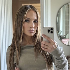 Jennifer Lopez má v oblibě delší nehty a špičatý tvar.