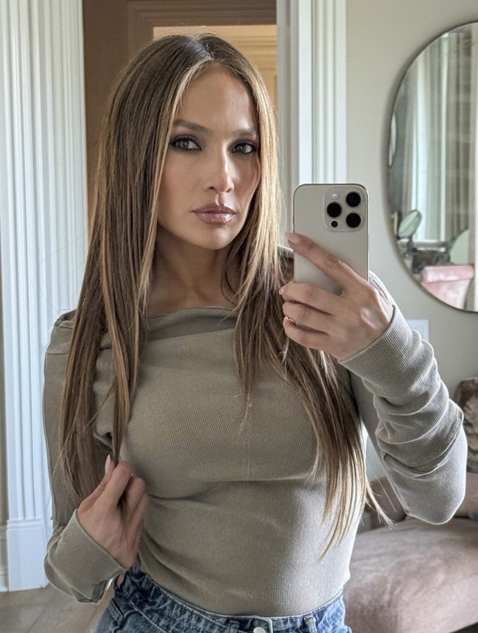 Jennifer Lopez má v oblibě delší nehty a špičatý tvar.