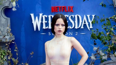 FOTO: Jena dorazila v šatech připomínající hadí kůži.