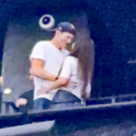 Ashton Kutcher a Mila Kunis na koncertě Backstreet Boys. 