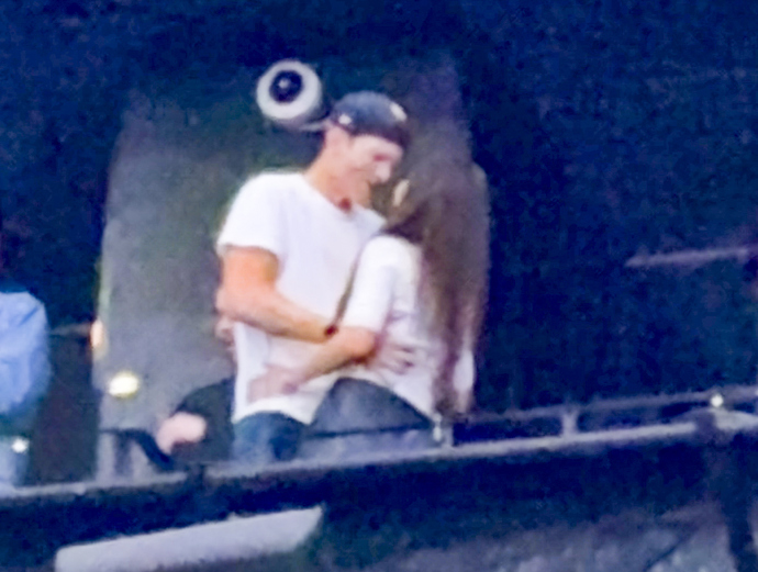 Ashton Kutcher a Mila Kunis na koncertě Backstreet Boys. 