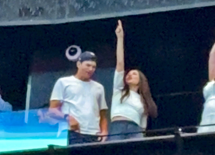Ashton Kutcher a Mila Kunis předvedli zamilovanou show.