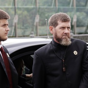 Čečenský vůdce Ramzan Kadyrov se svým synem Adamem.
