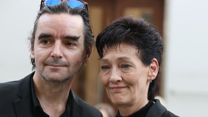 FOTO: Monika Kvasničková s manželem na pohřbu Jiřího Krampola.