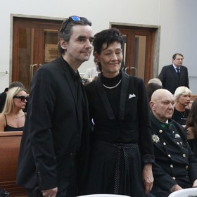 Monika Kvasničková s manželem na pohřbu Jiřího Krampola.