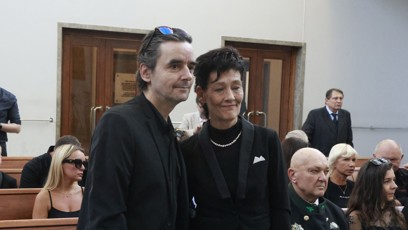 FOTO: Monika Kvasničková s manželem na pohřbu Jiřího Krampola.