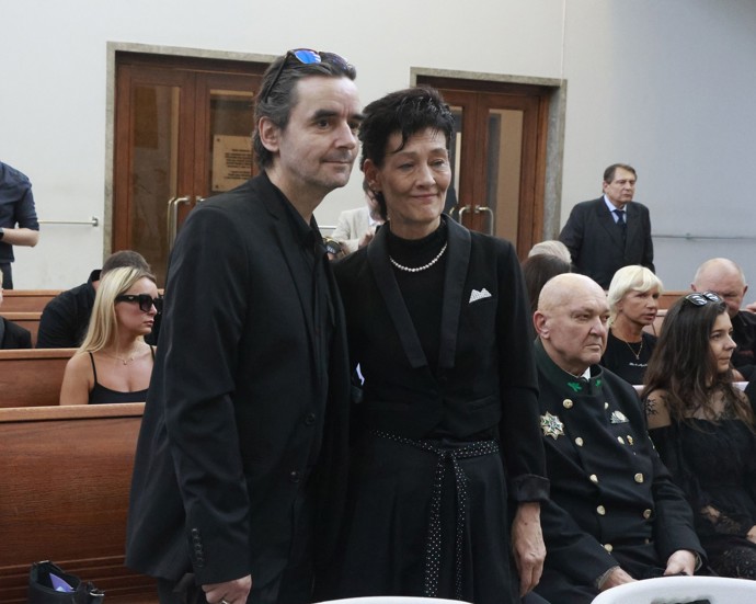 Monika Kvasničková s manželem na pohřbu Jiřího Krampola.
