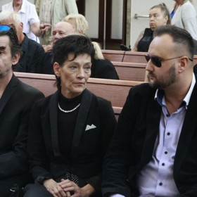Monika truchlila na pohřbu.
