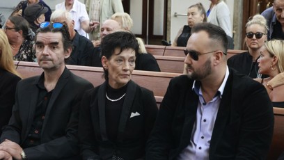 FOTO: Monika truchlila na pohřbu.