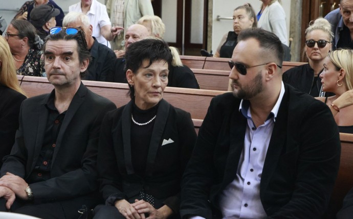 Monika truchlila na pohřbu.