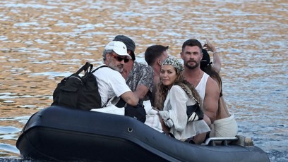 FOTO: Chris Hemsworth přijíždí s kamarády na luxusní jachtu.
