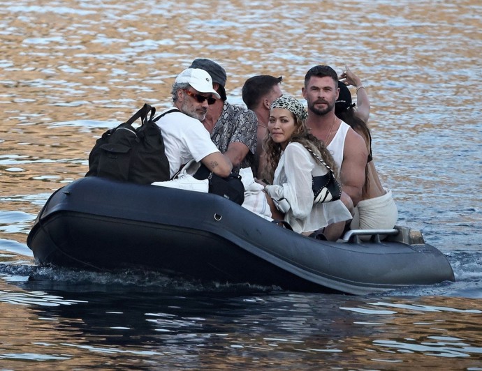 Chris Hemsworth přijíždí s kamarády na luxusní jachtu. 