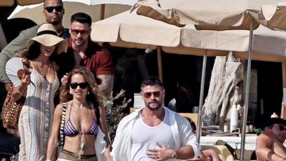 FOTO: Chris Hemsworth kráčí z oběda na luxusní jachtu.