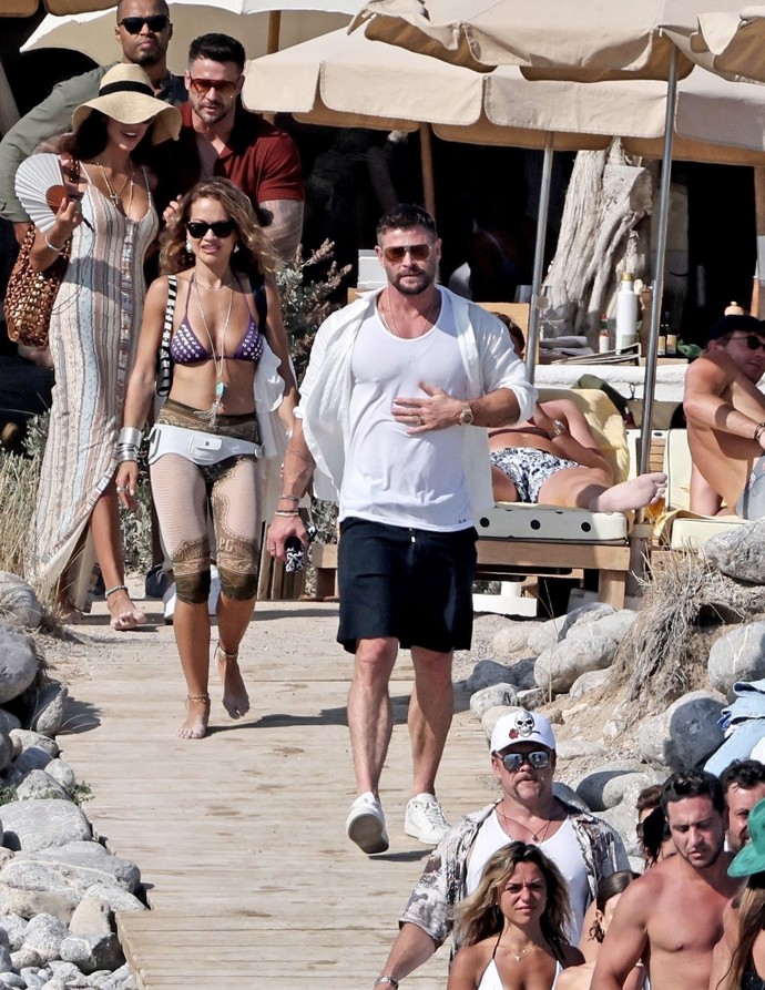 Chris Hemsworth kráčí z oběda na luxusní jachtu. 
