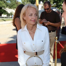 Zlaté náušnice, náhrdelník i kabelka sedí k barvě knoflíků i pásku a sandálkům.