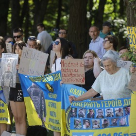 Demonstranti na Aljašce s Ukrajinskými vlajky.