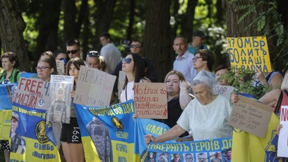 FOTO: Demonstranti na Aljašce s Ukrajinskými vlajky.