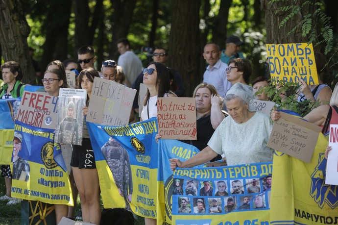 Demonstranti na Aljašce s Ukrajinskými vlajky.