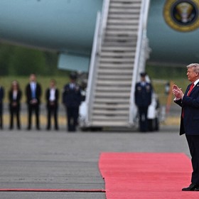 Trump chvílemi tleskal Putinovi.