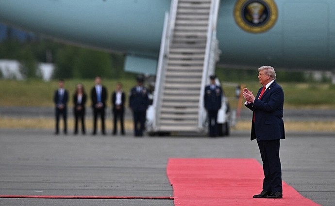 Trump chvílemi tleskal Putinovi.