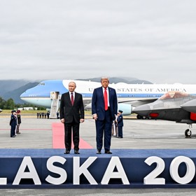 Summit na Aljašce mezi Trumpem a Putinem trval několik hodin.