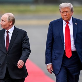 Vladimir Putin a Donald Trump dorazili na Aljašku.